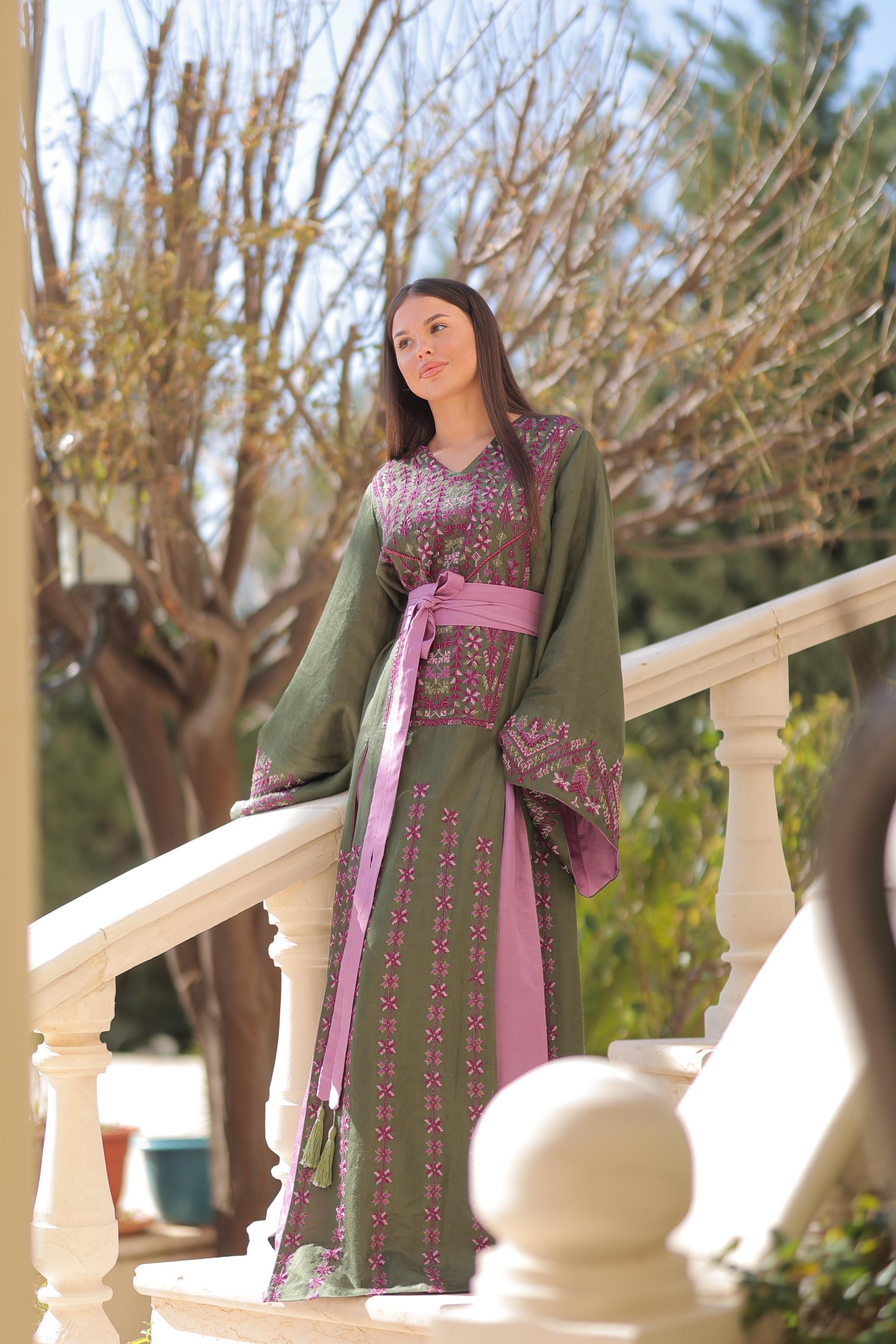 Thobe Al-Banayq - Olive